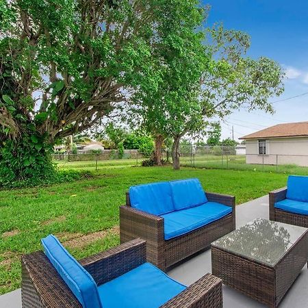 Modern Getaway Near The Beach With Room For A Boat ウェストパームビーチ エクステリア 写真