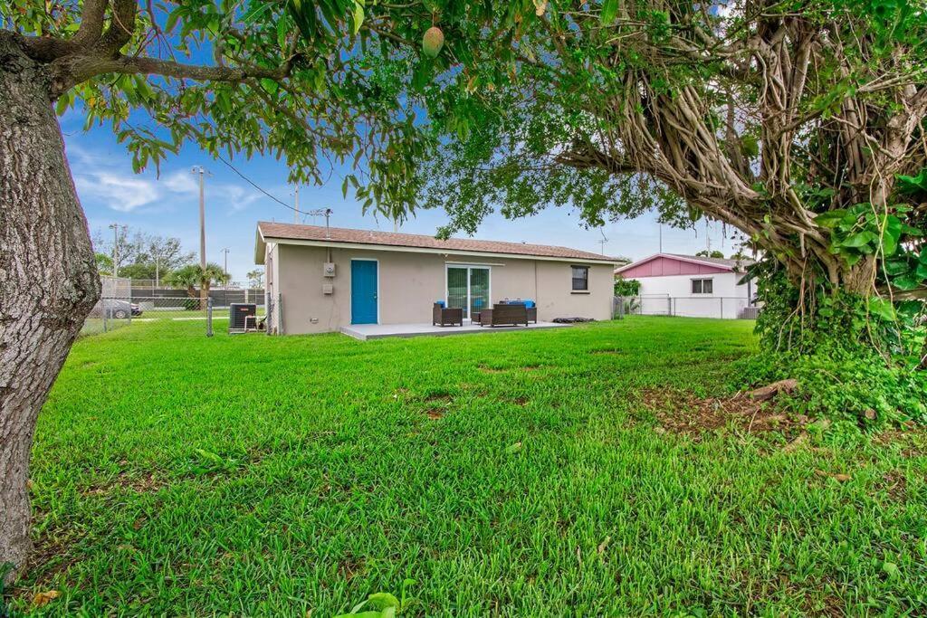 Modern Getaway Near The Beach With Room For A Boat ウェストパームビーチ エクステリア 写真