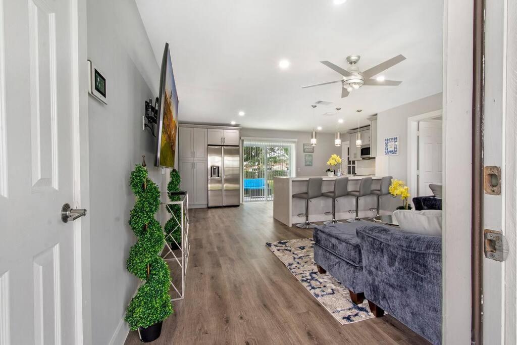 Modern Getaway Near The Beach With Room For A Boat ウェストパームビーチ エクステリア 写真