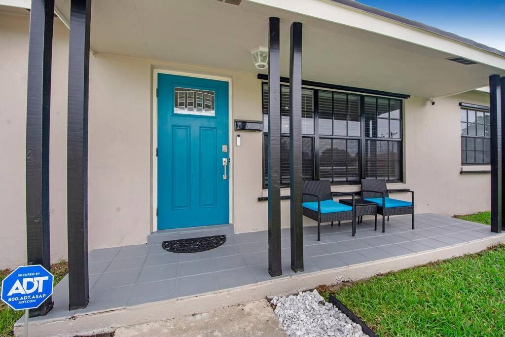 Modern Getaway Near The Beach With Room For A Boat ウェストパームビーチ エクステリア 写真