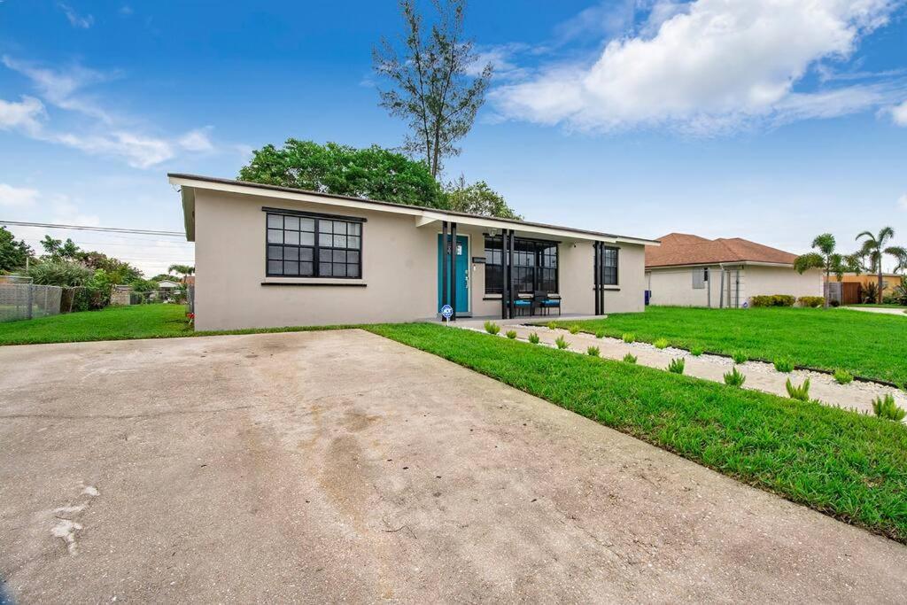 Modern Getaway Near The Beach With Room For A Boat ウェストパームビーチ エクステリア 写真