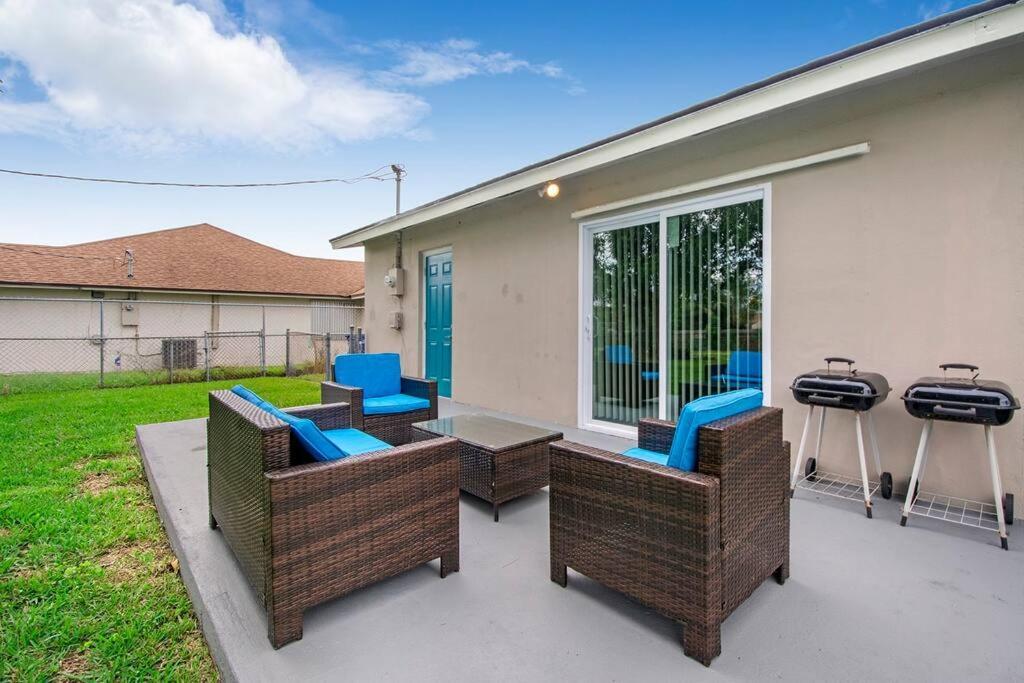 Modern Getaway Near The Beach With Room For A Boat ウェストパームビーチ エクステリア 写真