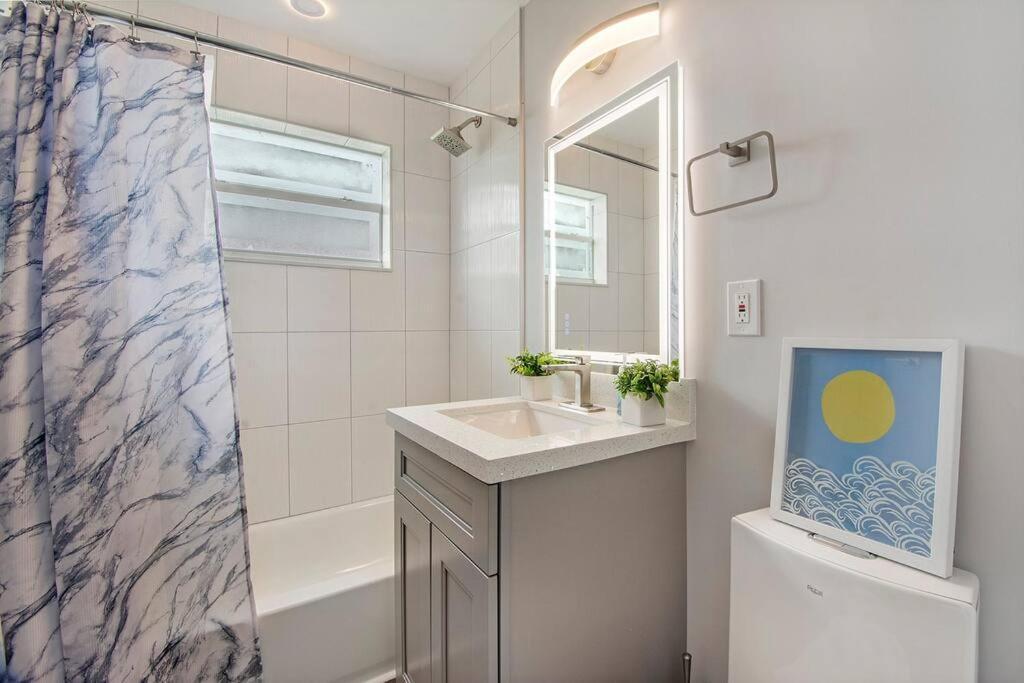 Modern Getaway Near The Beach With Room For A Boat ウェストパームビーチ エクステリア 写真