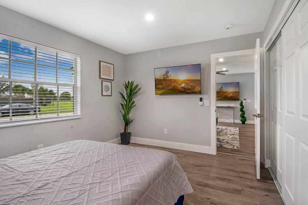 Modern Getaway Near The Beach With Room For A Boat ウェストパームビーチ エクステリア 写真