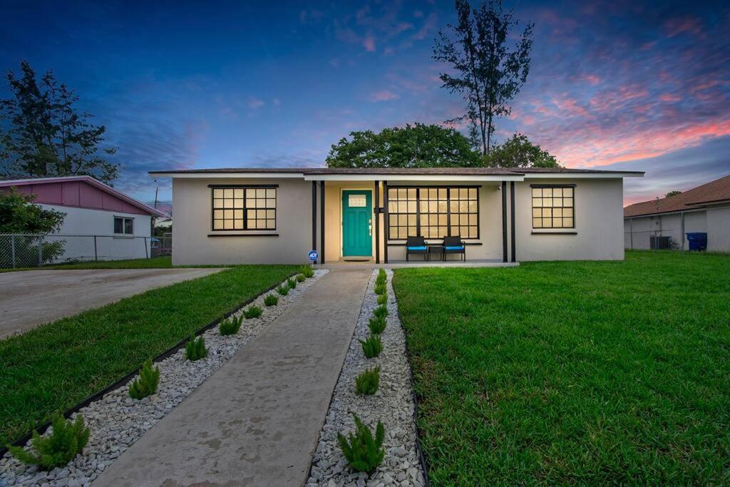 Modern Getaway Near The Beach With Room For A Boat ウェストパームビーチ エクステリア 写真