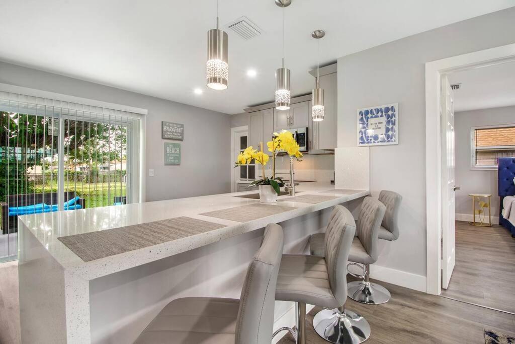 Modern Getaway Near The Beach With Room For A Boat ウェストパームビーチ エクステリア 写真