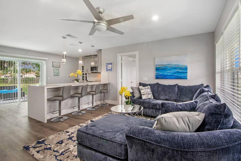 Modern Getaway Near The Beach With Room For A Boat ウェストパームビーチ エクステリア 写真