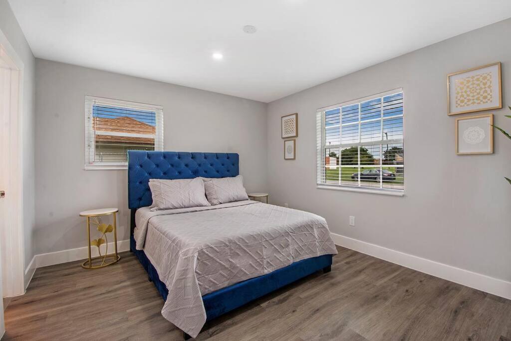 Modern Getaway Near The Beach With Room For A Boat ウェストパームビーチ エクステリア 写真