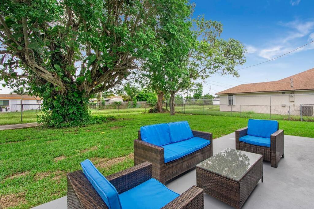 Modern Getaway Near The Beach With Room For A Boat ウェストパームビーチ エクステリア 写真